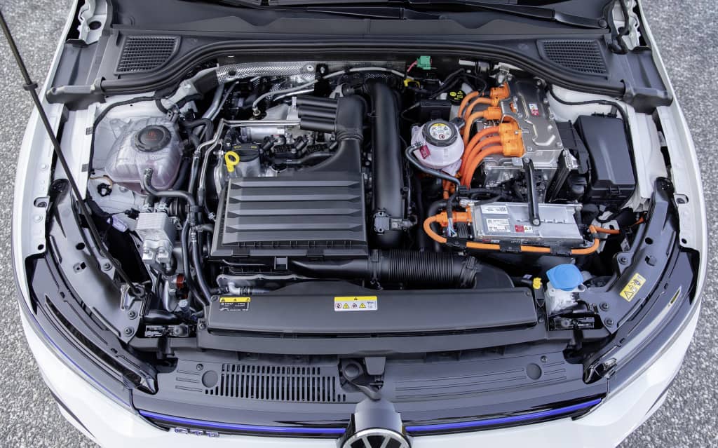 Vista del motor híbrido desvelando su ingeniería y componentes.