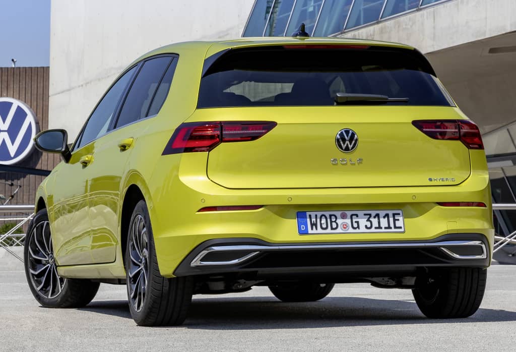 Imagen trasera del Volkswagen Golf GTE, resaltando líneas y faros.