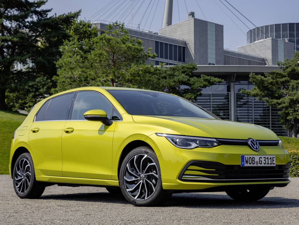 Vista delantera lateral estática del Golf GTE.