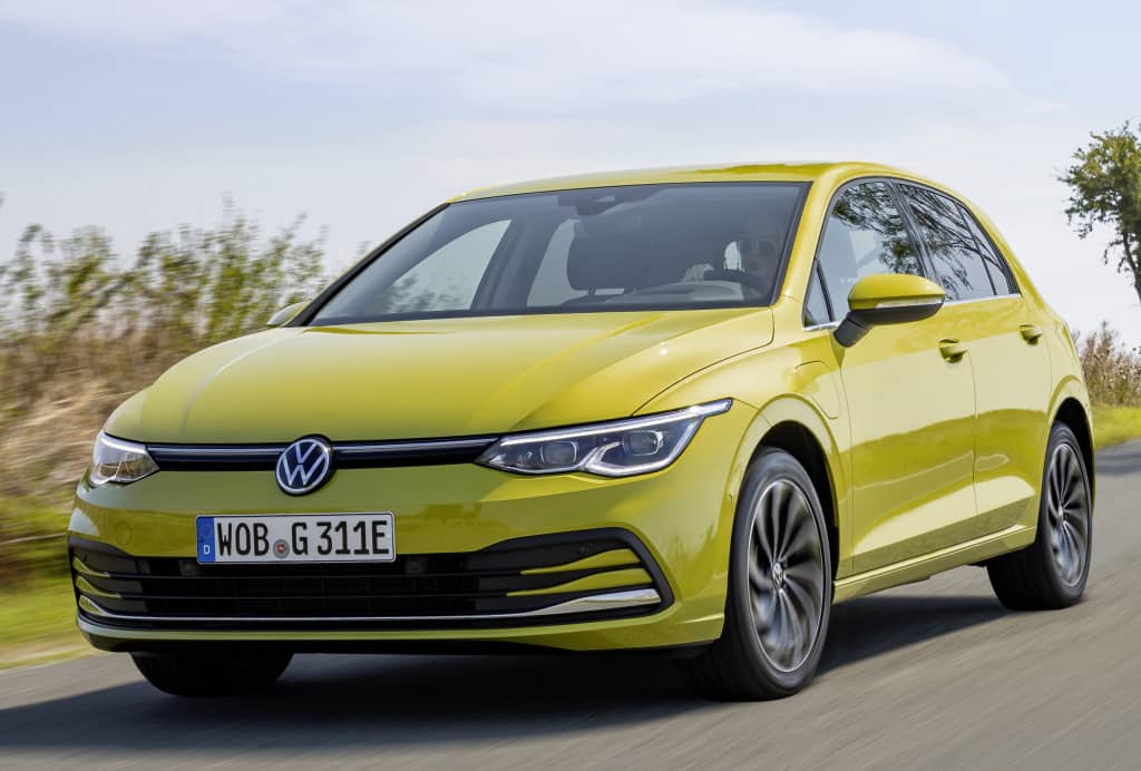 Vista del Golf GTE en movimiento mostrando el frente y lateral.