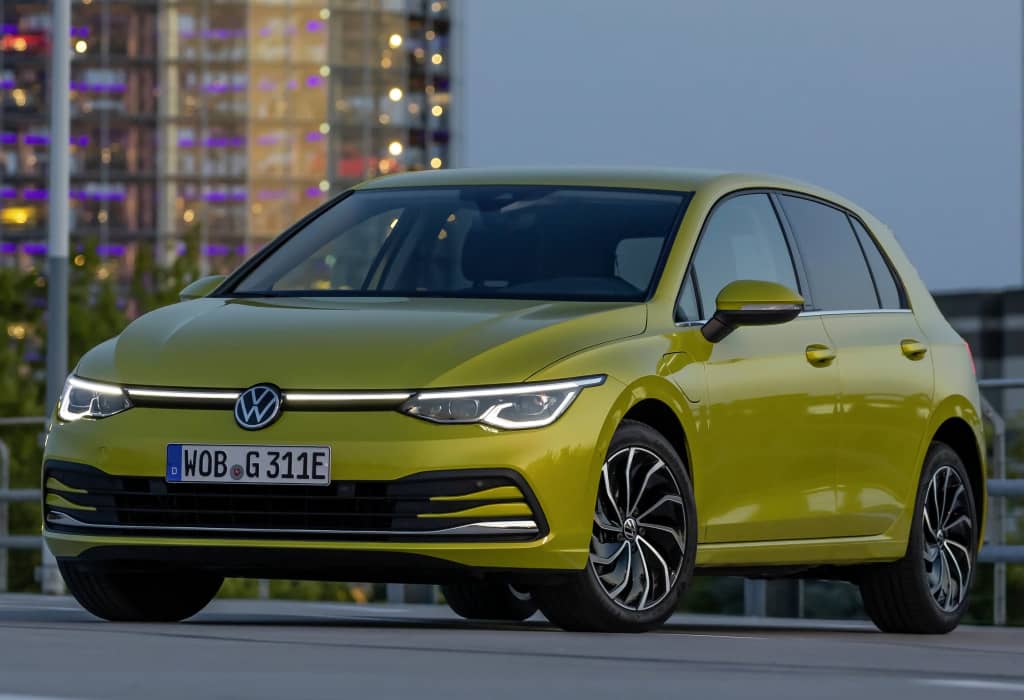 Perspectiva delantera-lateral destacando diseño dinámico y llantas.