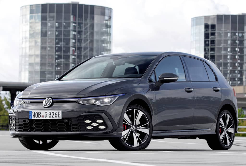 Golf GTE en perfil lateral delantero, mostrando líneas dinámicas.