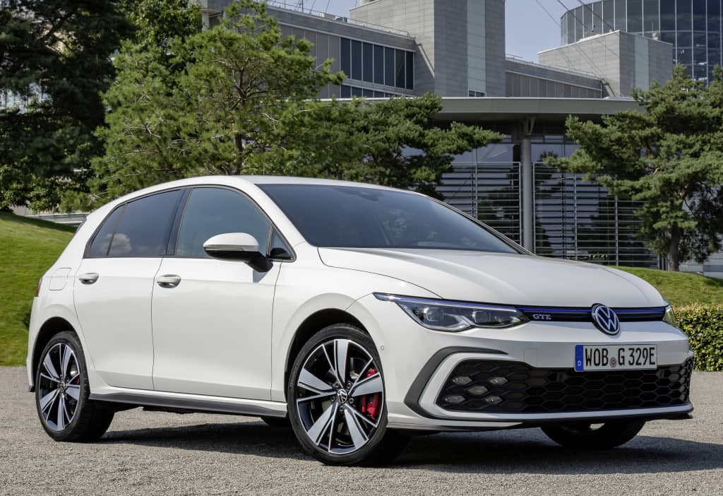Vista lateral del Golf GTE destacando el diseño y llantas.