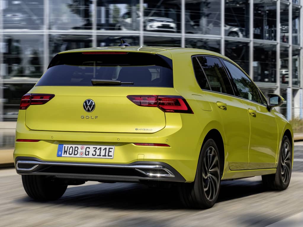 Imagen estática de la trasera del Volkswagen Golf GTE.