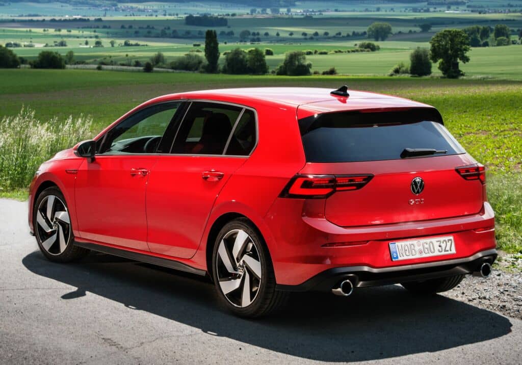 Imagen en movimiento destaca la zaga del Golf GTI y su alerón trasero.