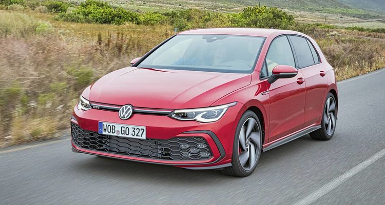 Golf GTI capturado en movimiento, símbolo de agilidad y deportividad