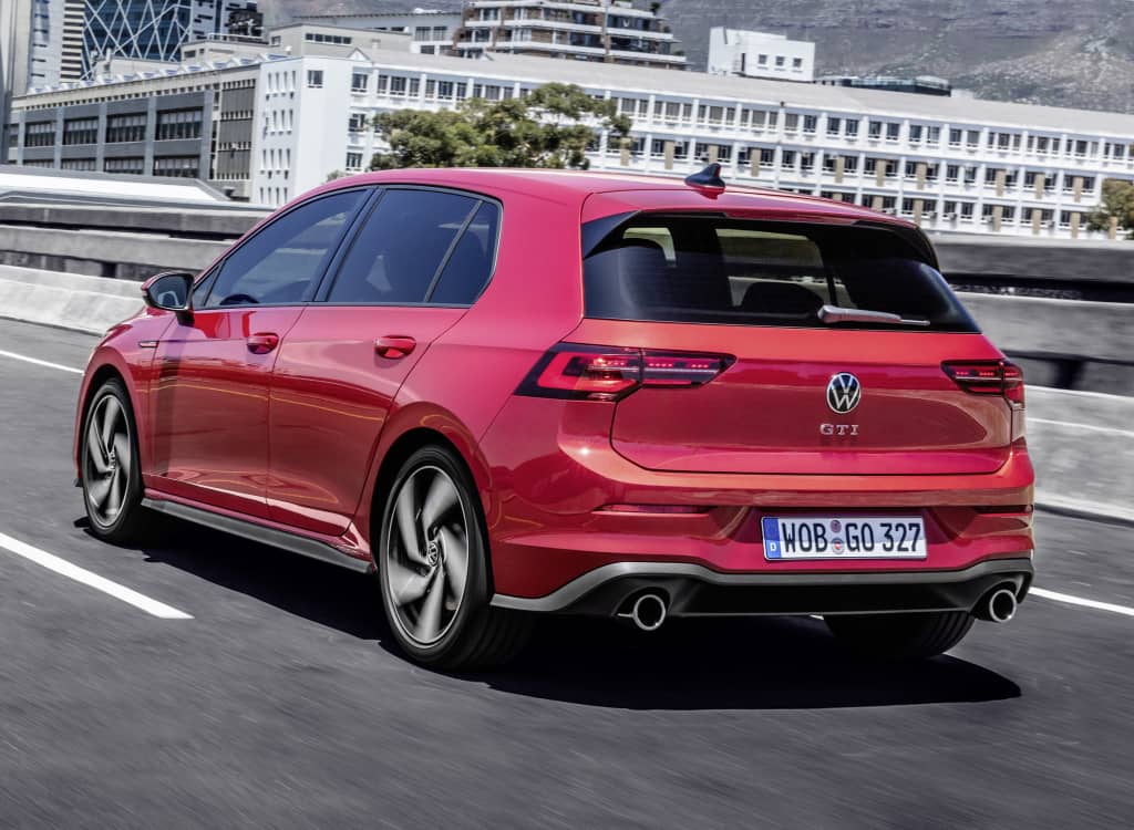 Perfil dinámico del Golf GTI resaltando su aerodinámica