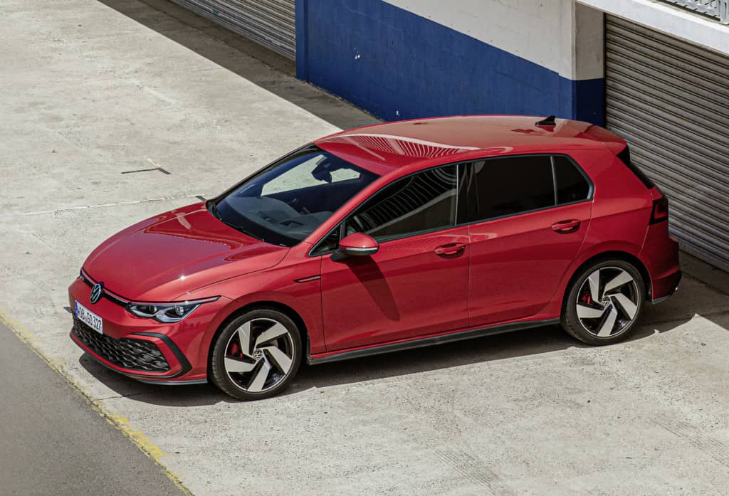 Visión superior del Golf GTI, enfatizando su diseño compacto y techo