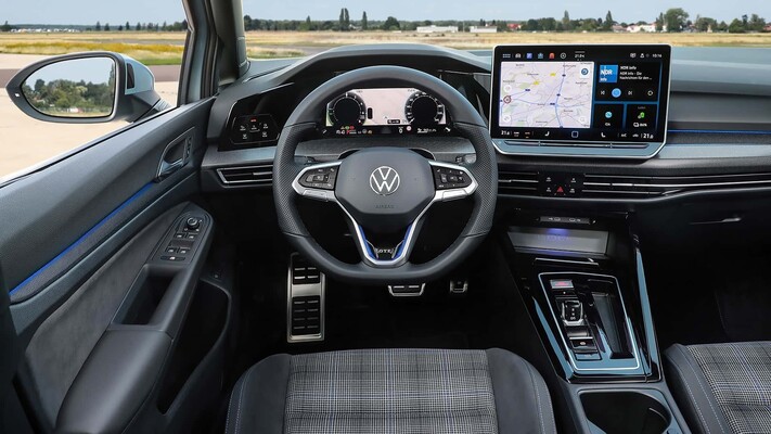Volkswagen Golf híbrido conectado para recarga, resaltando su funcionalidad Volkswagen Golf híbrido conectado para recarga, resaltando su funcionalidad