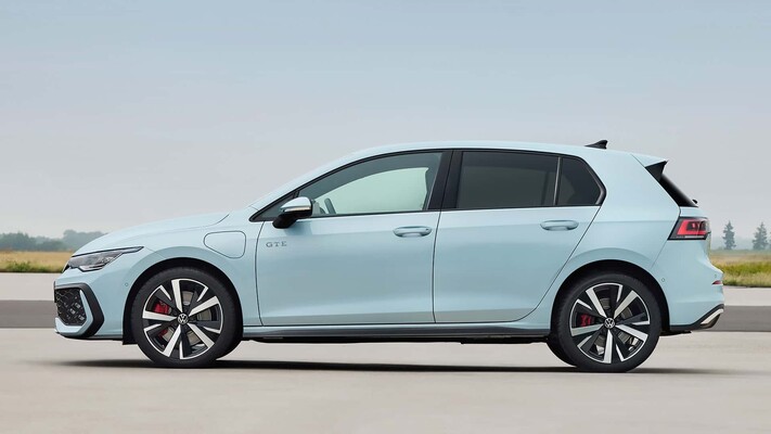 Vista frontal del Volkswagen Golf híbrido, destacando su diseño aerodinámico Vista frontal del Volkswagen Golf híbrido, destacando su diseño aerodinámico