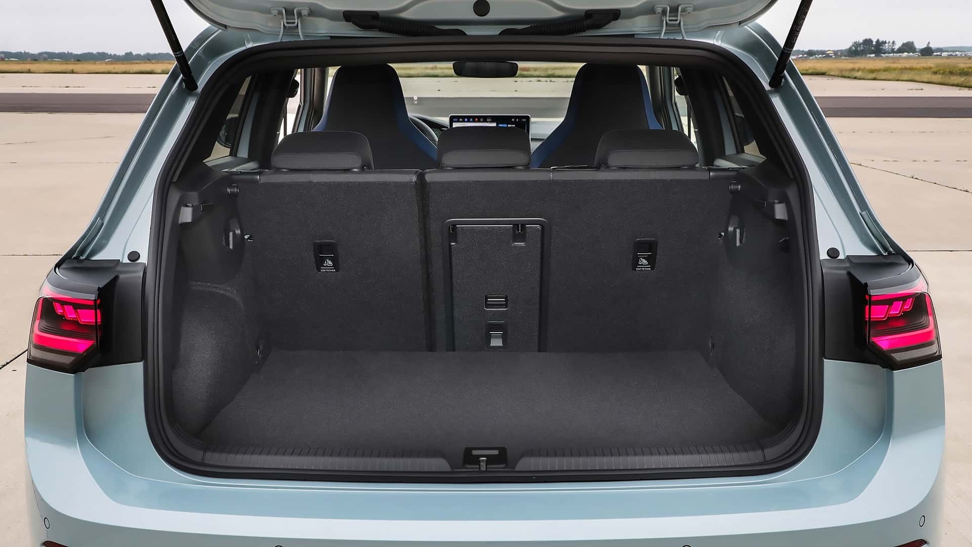 Interior del Volkswagen Golf híbrido, con un enfoque en su moderno tablero