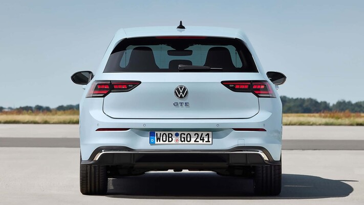 Ángulo lateral del Volkswagen Golf híbrido, mostrando su línea deportiva Ángulo lateral del Volkswagen Golf híbrido, mostrando su línea deportiva