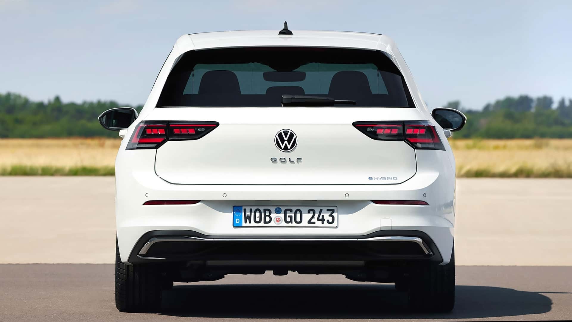 Perfil lateral del Volkswagen Golf híbrido que muestra su aerodinámica y líneas fluidas.