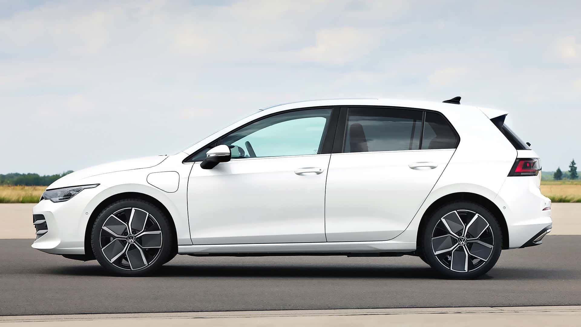 Perfil lateral del Volkswagen Golf híbrido, con líneas fluidas y elegante diseño.