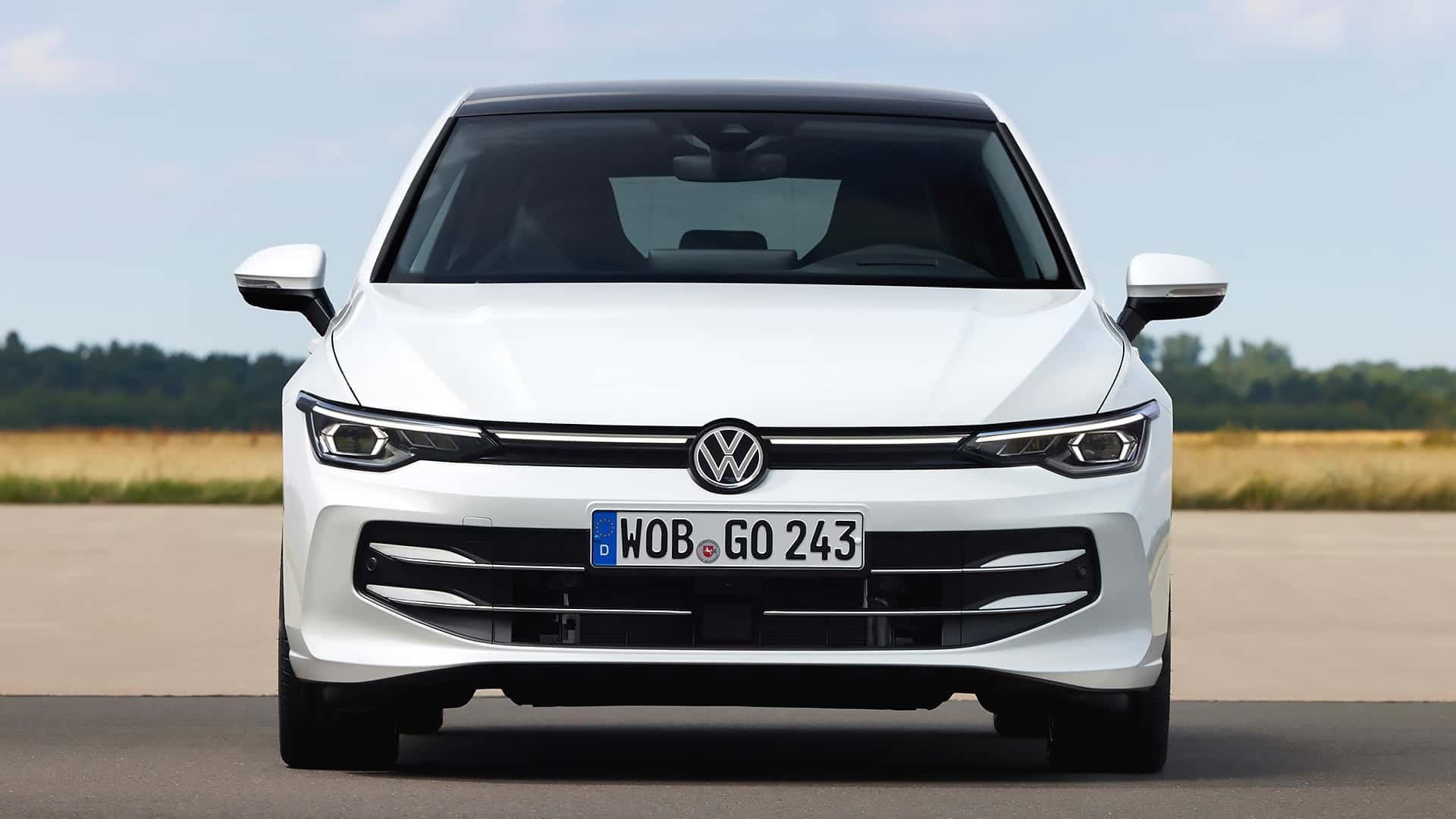 Vista trasera del Volkswagen Golf híbrido, destaca su diseño moderno y elegante.