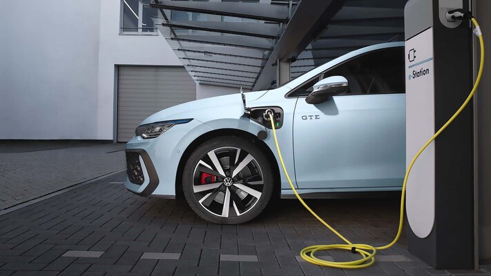 Nueva vista trasera del Volkswagen Golf híbrido, mostrando sus luces LED Nueva vista trasera del Volkswagen Golf híbrido, mostrando sus luces LED