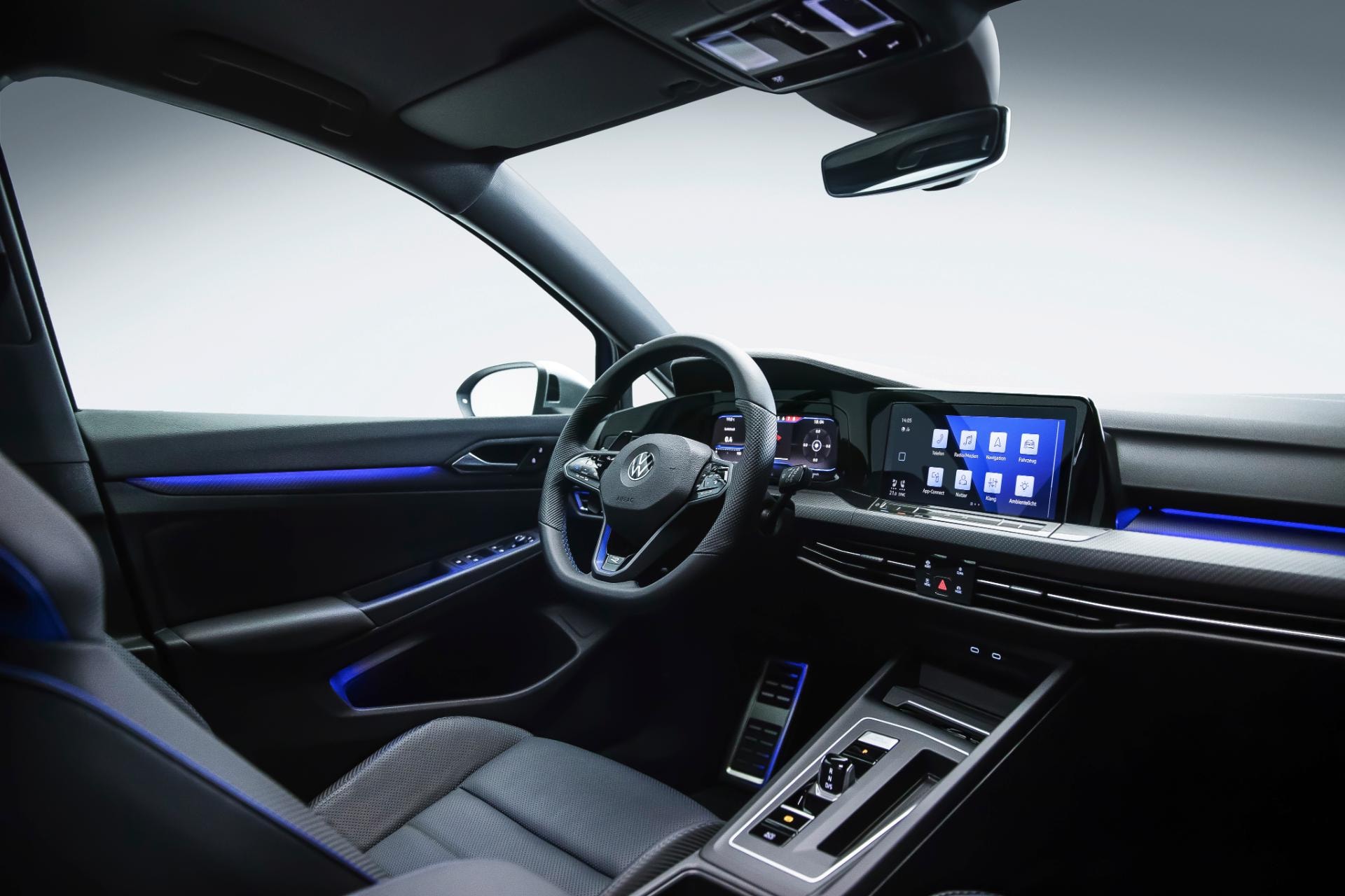 Interior del Golf R con enfoque en los asientos y tecnología de conectividad.