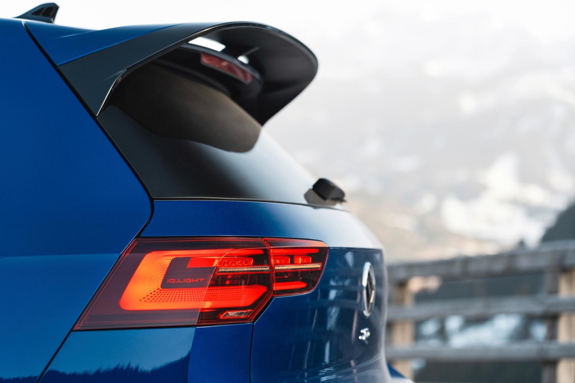 Primer plano del detalle trasero y luces del Volkswagen Golf R.