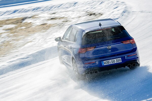 Golf R en acción, controlando un derrape en superficie nevada. Golf R en acción, controlando un derrape en superficie nevada.