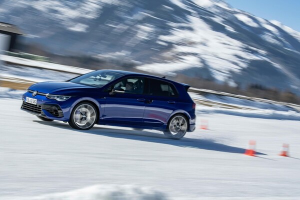 Perfil del Volkswagen Golf R mostrando su capacidad dinámica sobre hielo. Perfil del Volkswagen Golf R mostrando su capacidad dinámica sobre hielo.
