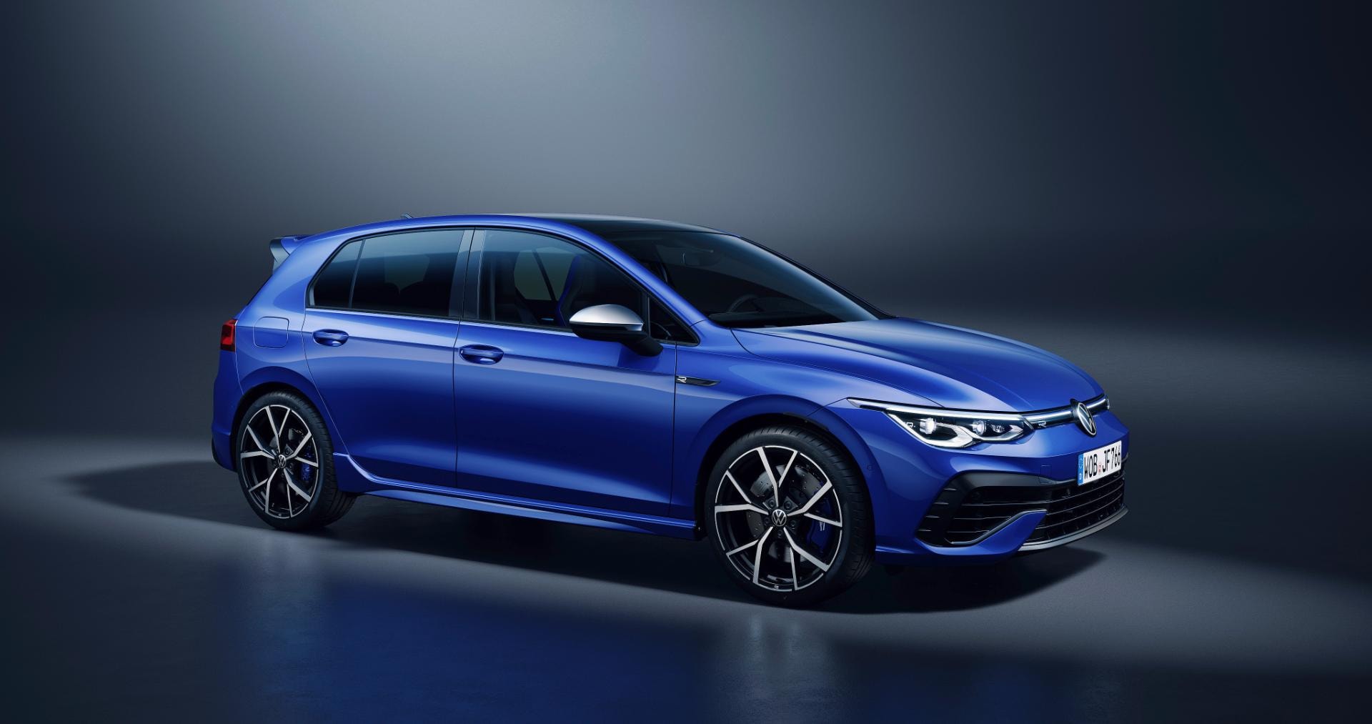 Perfil delantero-lateral del Golf R que muestra sus líneas deportivas.