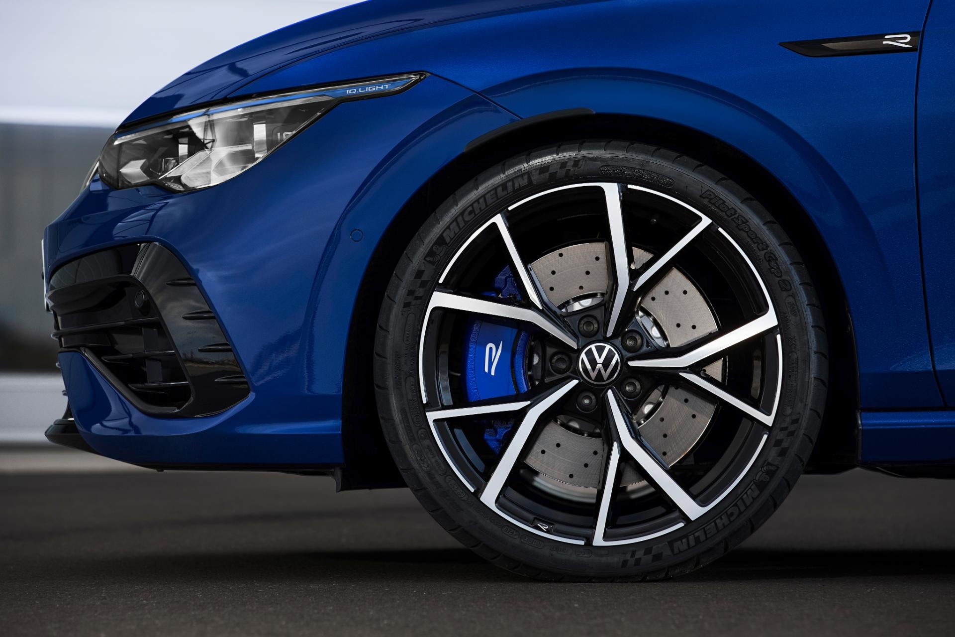 Foco en la rueda del Golf R, resaltando los frenos de alto rendimiento y llantas deportivas.