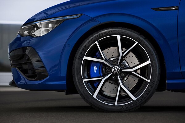Foco en la rueda del Golf R, resaltando los frenos de alto rendimiento y llantas deportivas. Foco en la rueda del Golf R, resaltando los frenos de alto rendimiento y llantas deportivas.