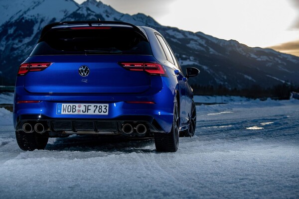 Vista trasera del Golf R al atardecer, enfocando su potente iluminación y diseño. Vista trasera del Golf R al atardecer, enfocando su potente iluminación y diseño.