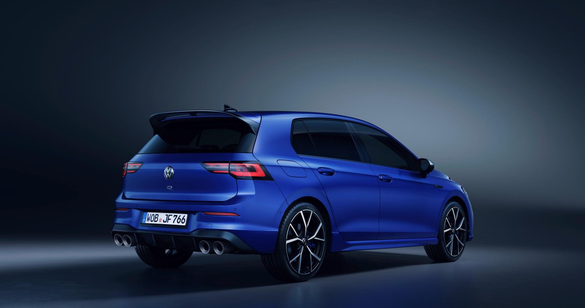 Imagen trasera del Volkswagen Golf R destacando su diseño y luces LED.