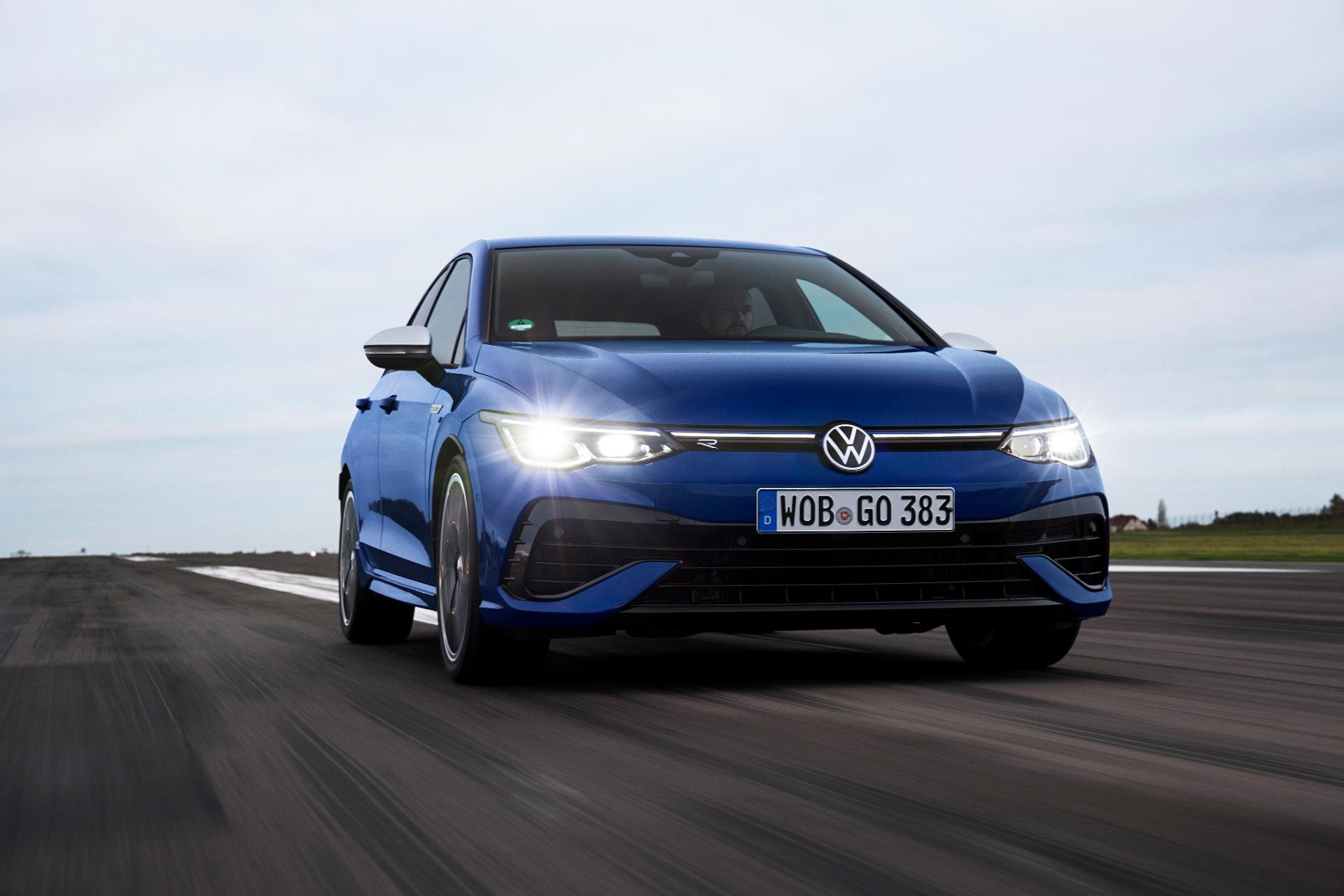 Volkswagen Golf R en movimiento evidenciando su diseño frontal deportivo.