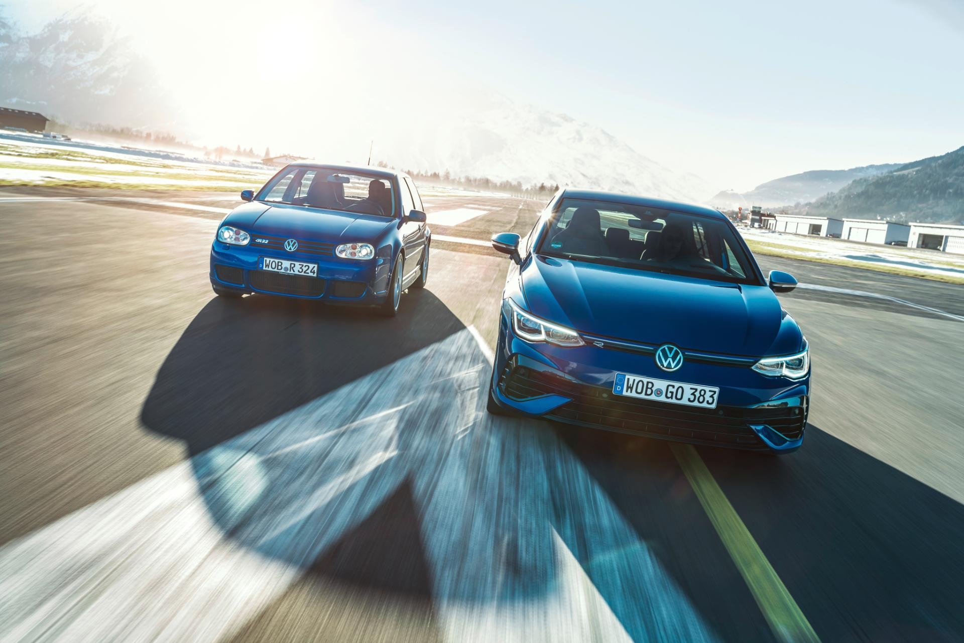 Volkswagen Golf R en acción en circuito, junto a su predecesor, ilustrando la evolución del modelo.