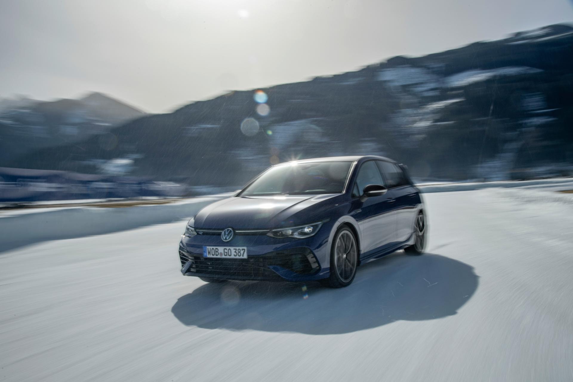 El Golf R en movimiento, visión dinámica frontal y lateral en la nieve.