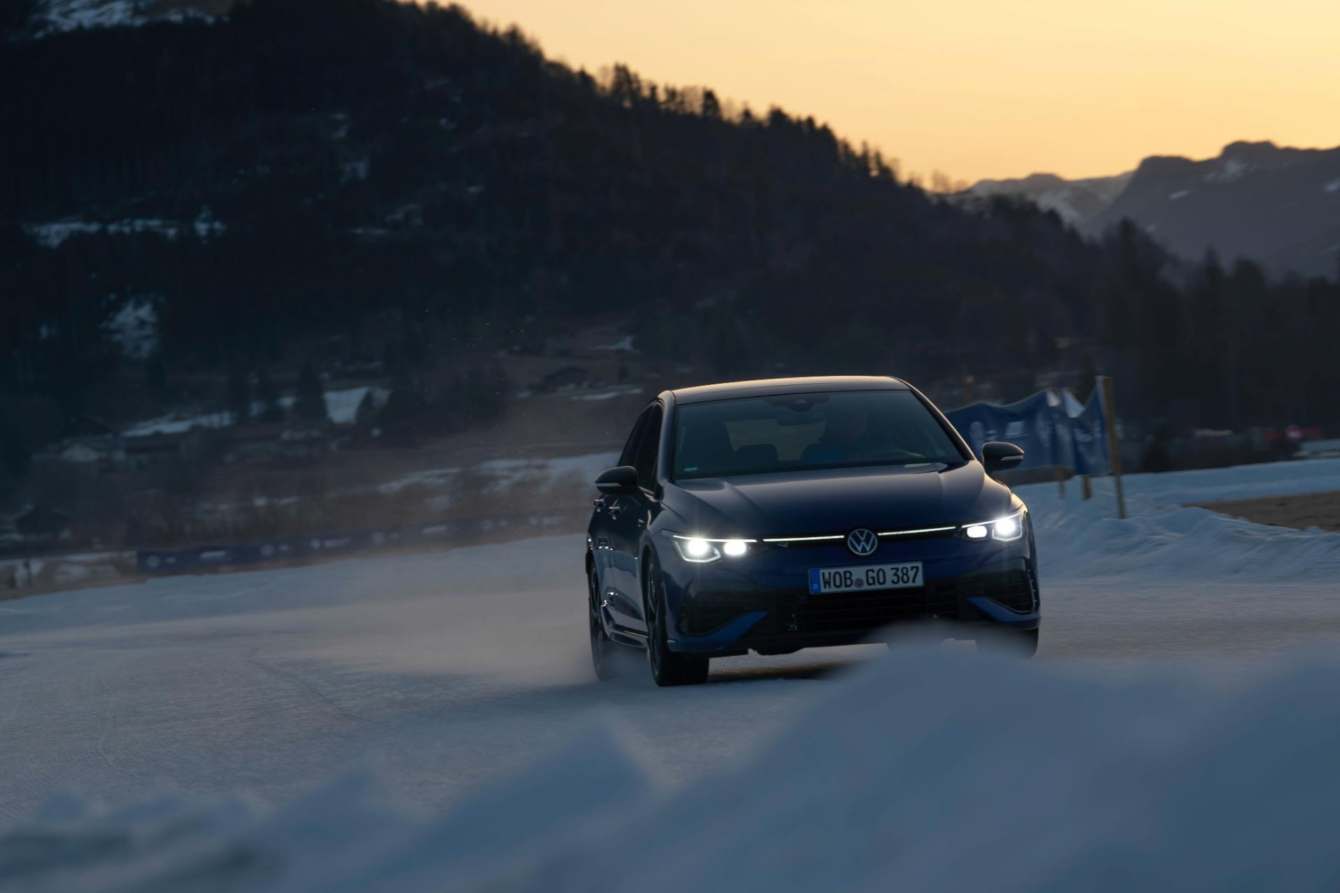 Imagen del frente del Golf R destacando su diseño en condiciones de nieve.