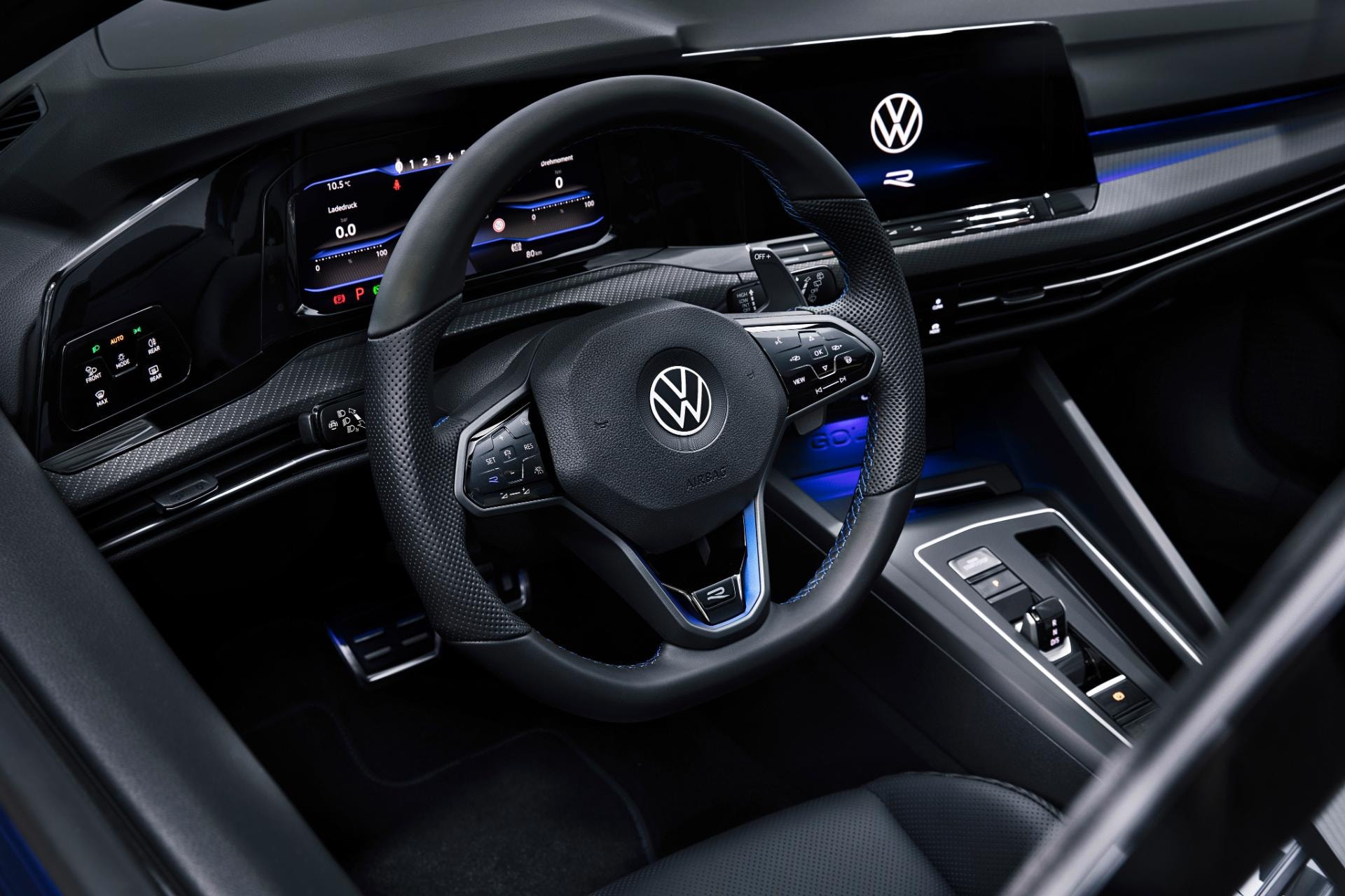 Detallado interior del Golf R con volante deportivo y pantallas digitales.