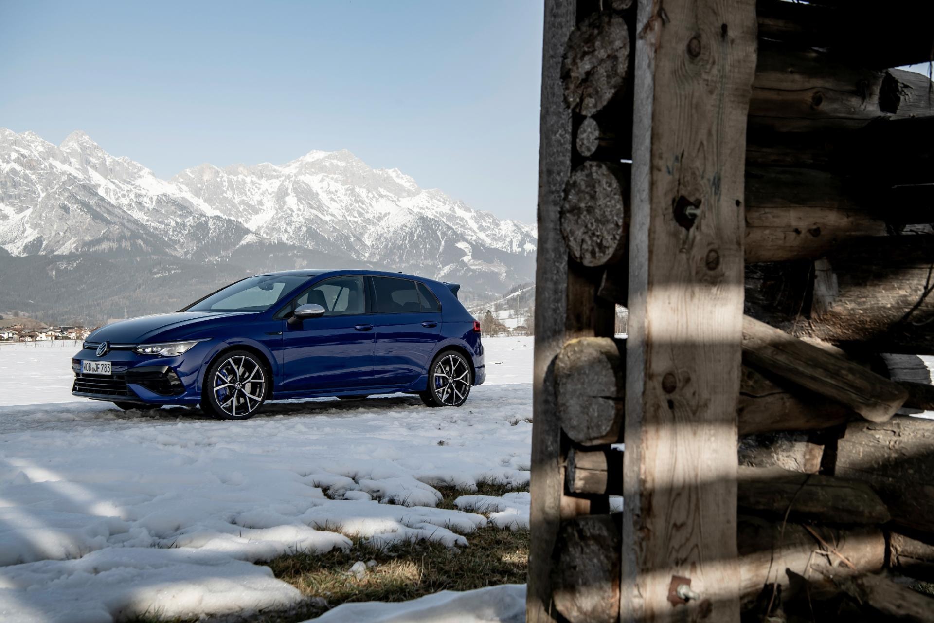 Volkswagen Golf R en un paisaje invernal, mostrando su elegante perfil lateral.
