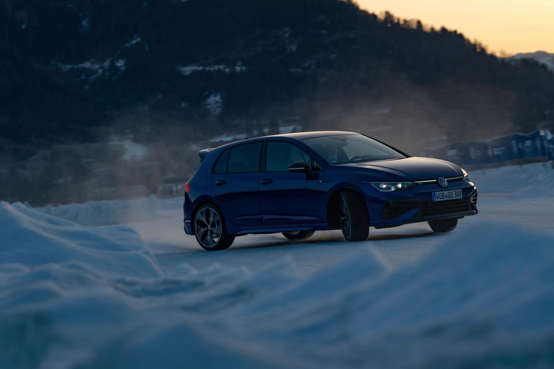 Volkswagen Golf R en ambiente invernal, mostrando su línea lateral.