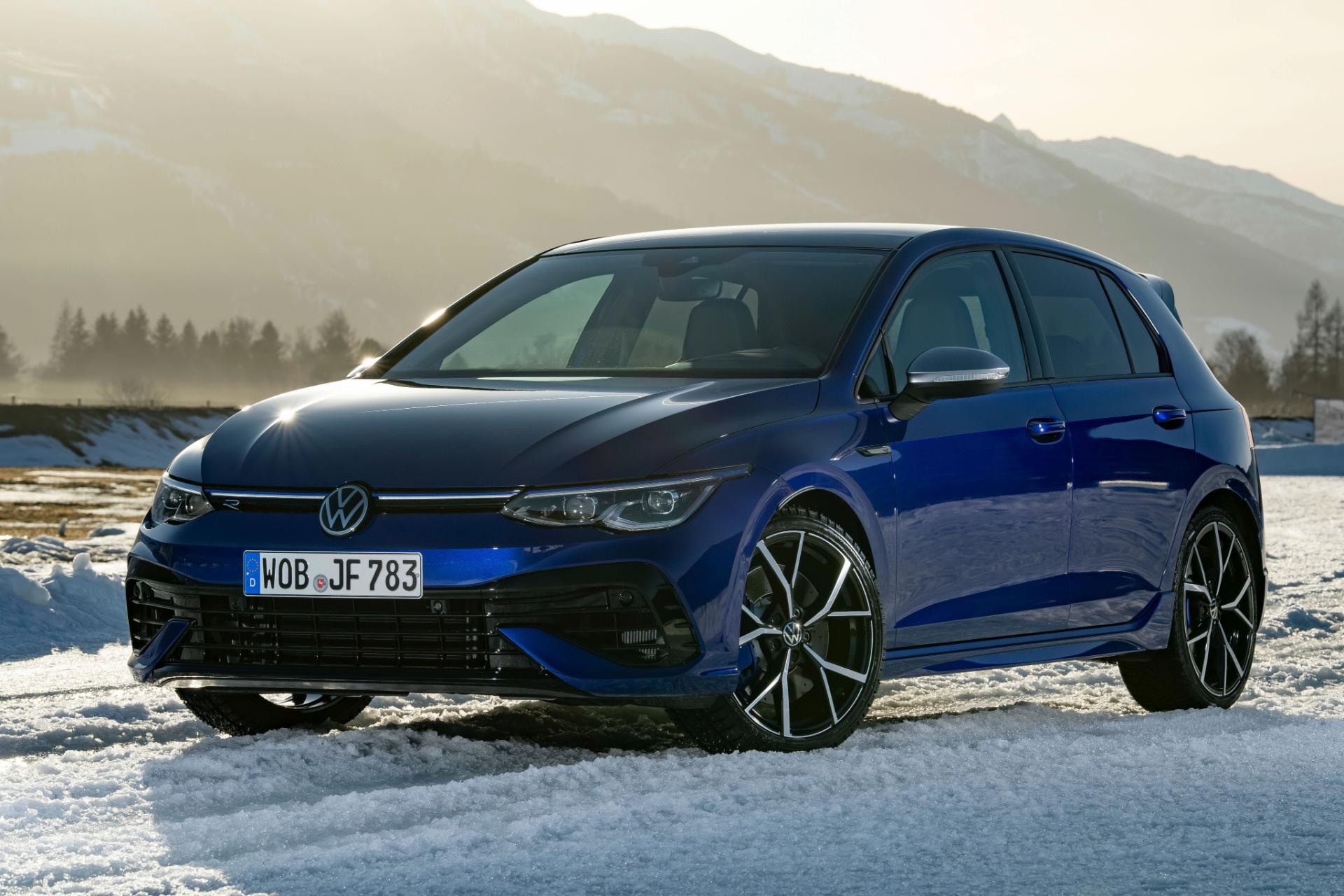 Perfil lateral del Volkswagen Golf R resaltando su diseño dinámico y llantas deportivas.