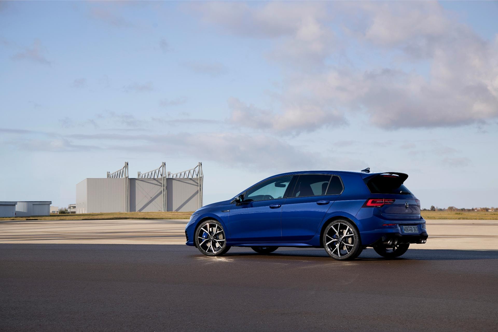 Vista trasera-lateral del Volkswagen Golf R evidenciando su atractivo diseño y performance deportiva.