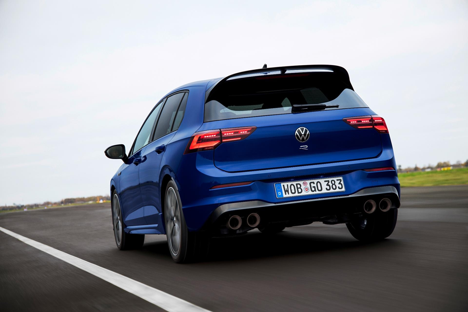 Vista trasera dinámica del Volkswagen Golf R destacando su diseño y escape.
