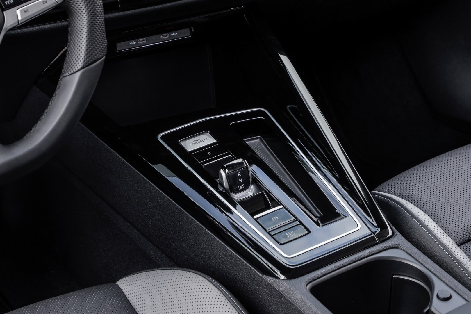 Detalle de la consola central y el cambio de marchas del Volkswagen Golf Variant.