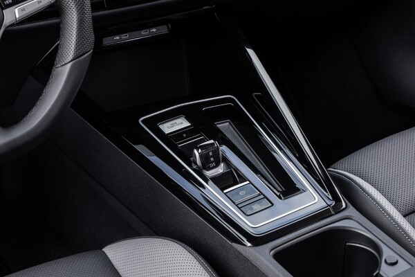 Detalle de la consola central y el cambio de marchas del Volkswagen Golf Variant. Detalle de la consola central y el cambio de marchas del Volkswagen Golf Variant.