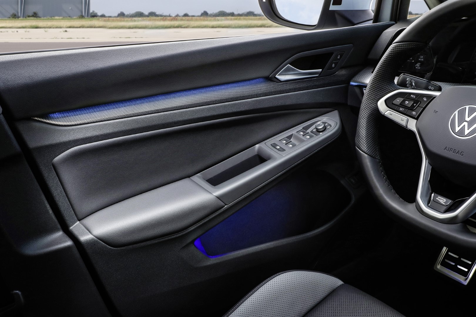 Primer plano del panel de puerta del Volkswagen Golf Variant, con iluminación ambiental.