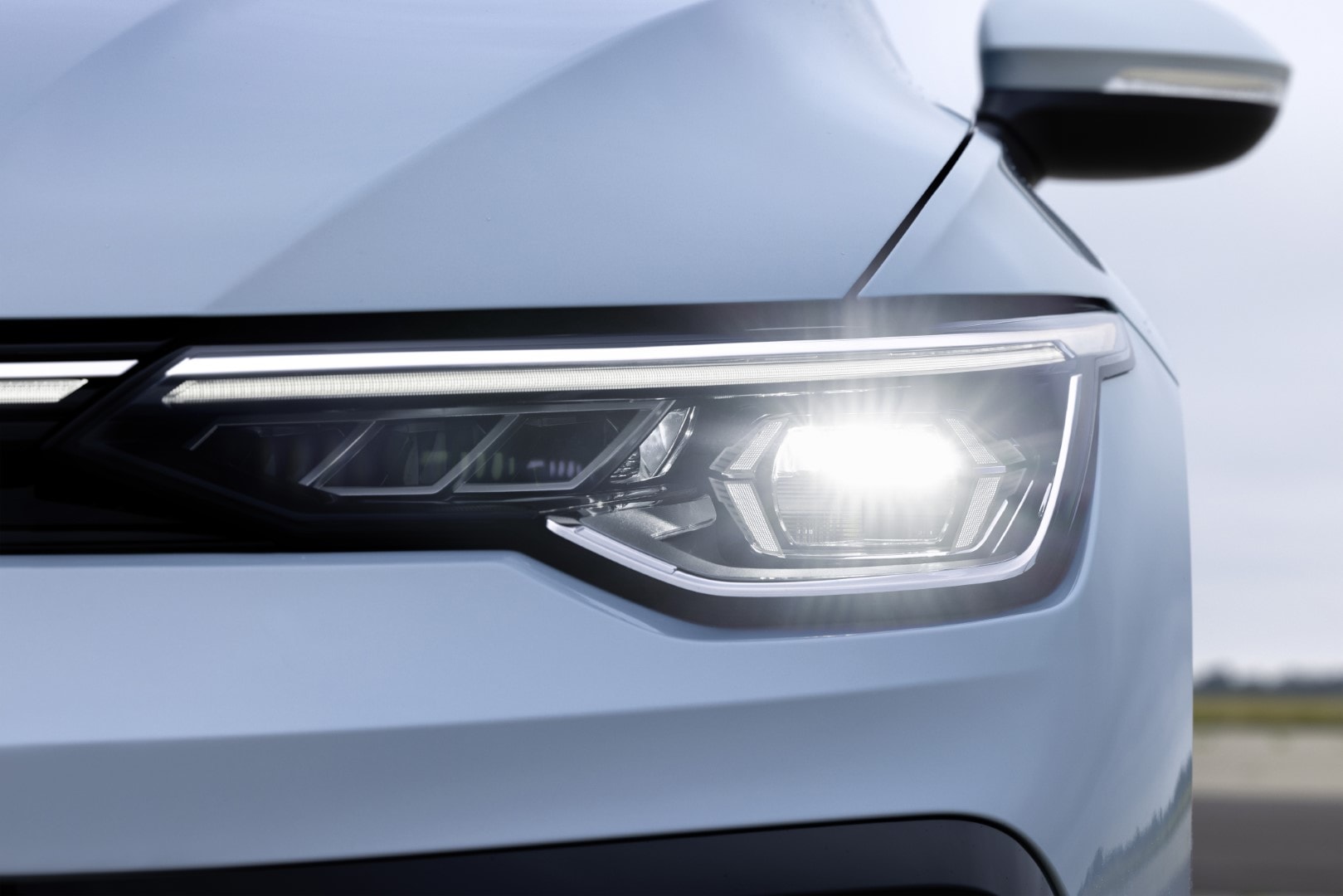 Vista detallada del faro LED del Volkswagen Golf Variant.