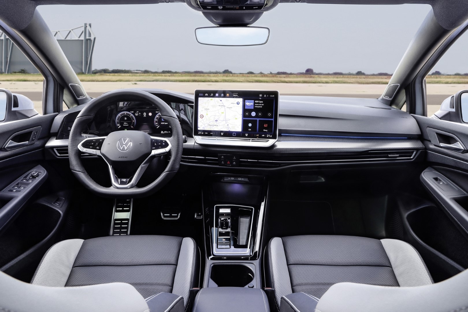 Perspectiva del habitáculo del Volkswagen Golf Variant, con centro de comandos y asientos ergonómicos.