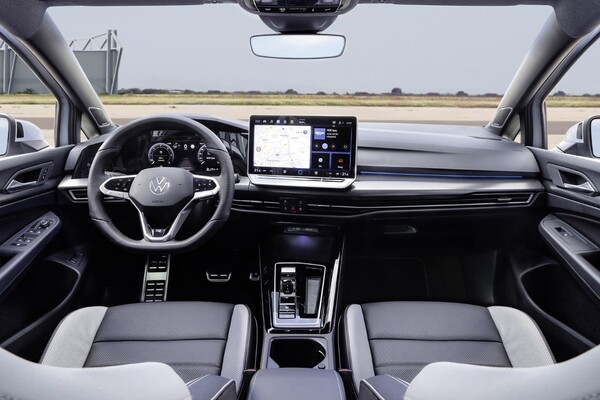 Perspectiva del habitáculo del Volkswagen Golf Variant, con centro de comandos y asientos ergonómicos. Perspectiva del habitáculo del Volkswagen Golf Variant, con centro de comandos y asientos ergonómicos.