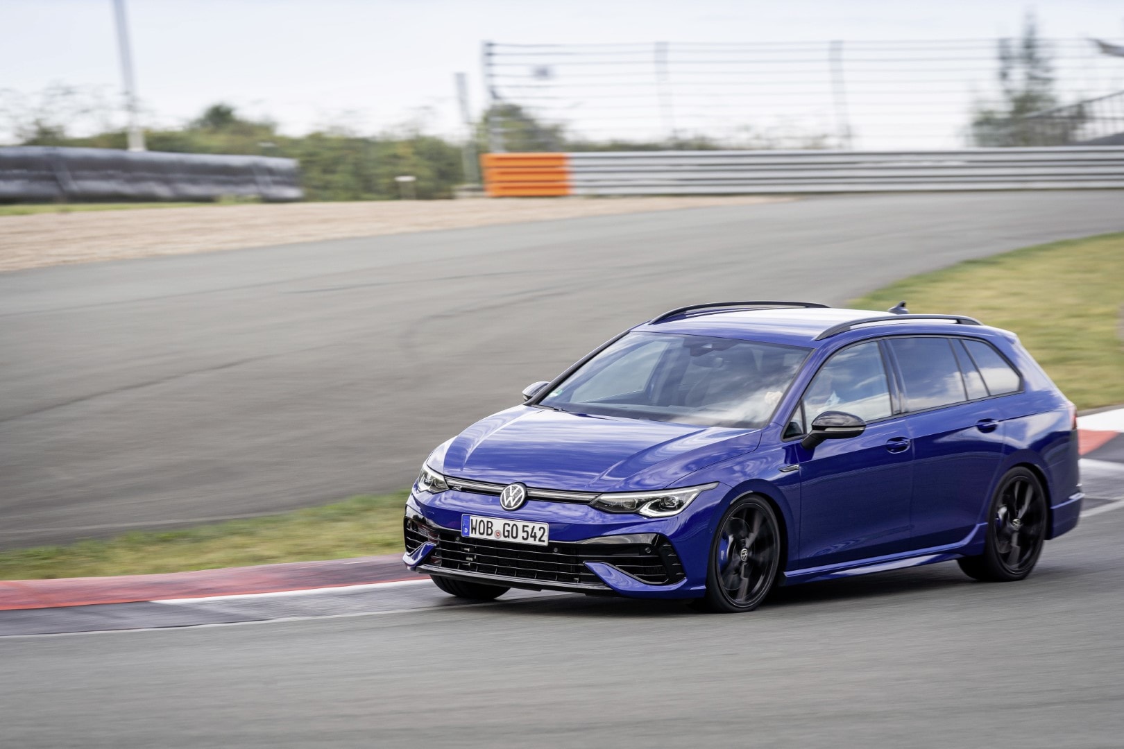 Volkswagen Golf Variant azul en acción, mostrando su perfil dinámico.