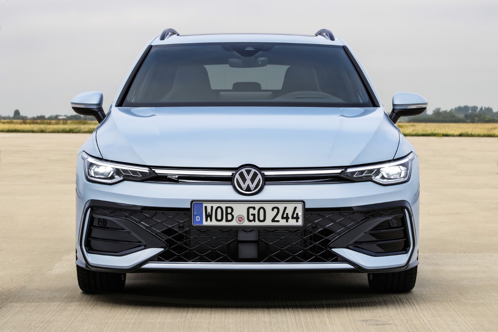 Imagen frontal del Volkswagen Golf Variant, resaltando su parrilla y faros característicos.