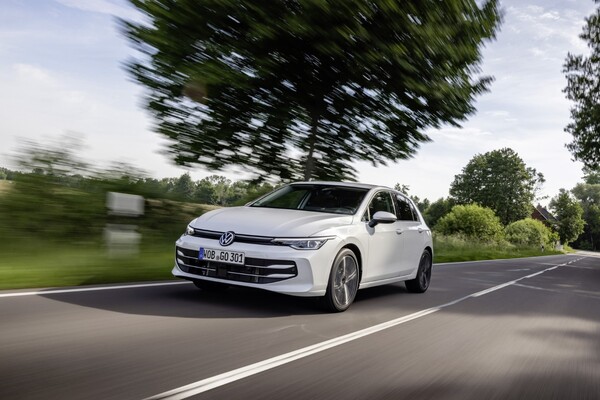 Golf avanzando firme por la carretera, mostrando su potencia y presencia. Golf avanzando firme por la carretera, mostrando su potencia y presencia.