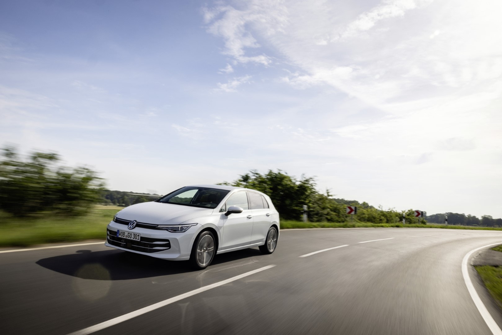 Frontal del Golf resaltando su diseño moderno y distintivo.