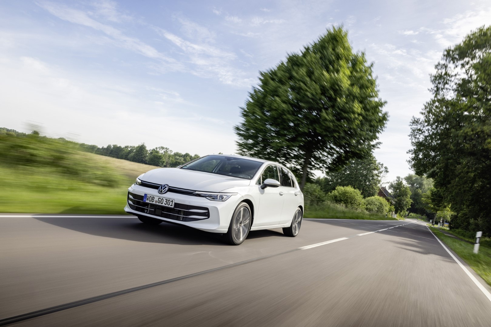 Vista lateral del Volkswagen Golf, elegante y aerodinámico en carretera.